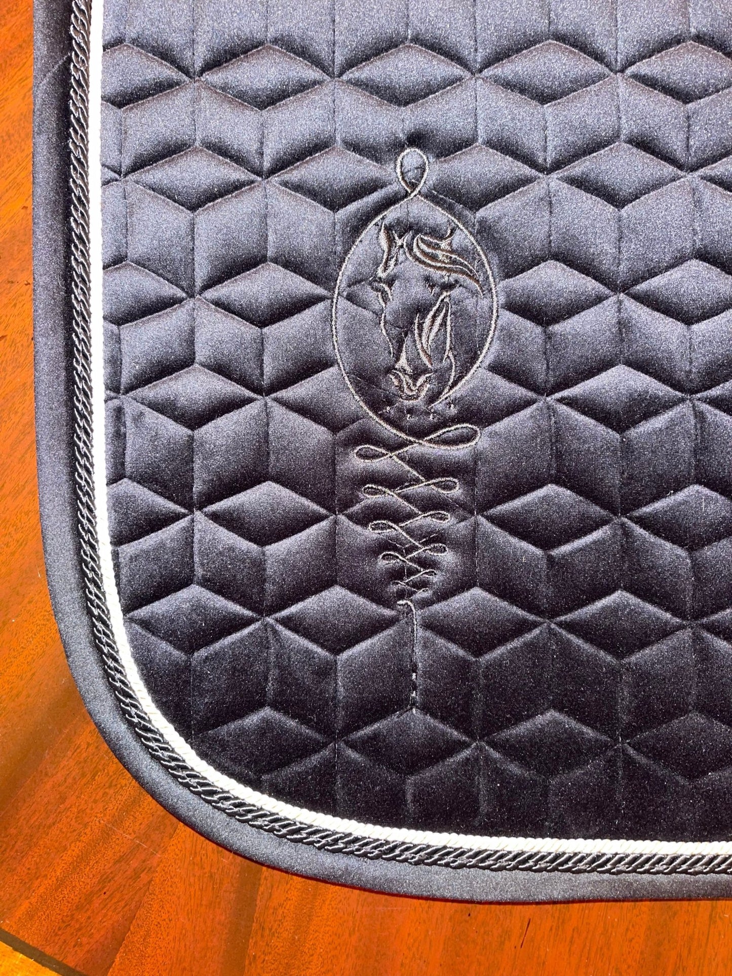 Velvet Jumping Saddle Pad - Camaroha Sutra